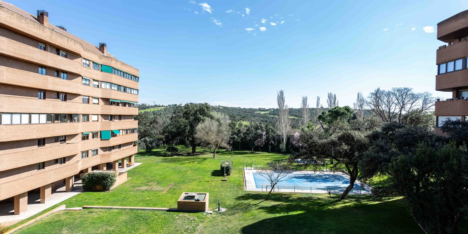 Urbanización con jardines y piscina en Fuentelarreina